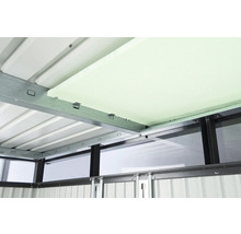 Detailní pohled na vnitřek zahradního domku s izolací pod střechou