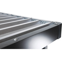 Detailní pohled na kovovou terasovou střechu se šrouby