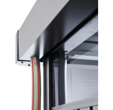 Detailní pohled na ventilační systém s hadicemi a kovovým rámem