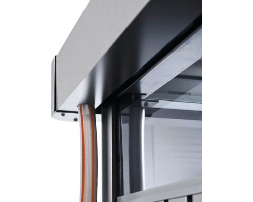 Detailní pohled na ventilační systém s hadicemi a kovovým rámem