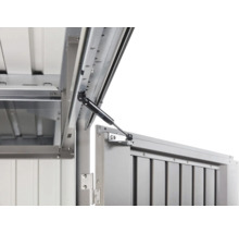 Detailní pohled na otevřený zahradní domek s plynovou pružinou podpírající dveře