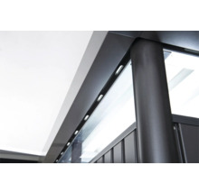 Detail terasy s hliníkovým rámem a skleněnými prvky