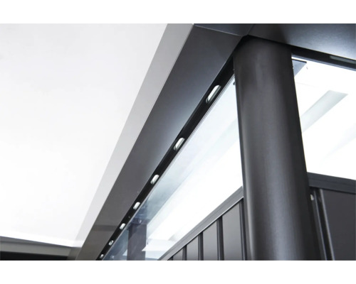 Detail terasy s hliníkovým rámem a skleněnými prvky