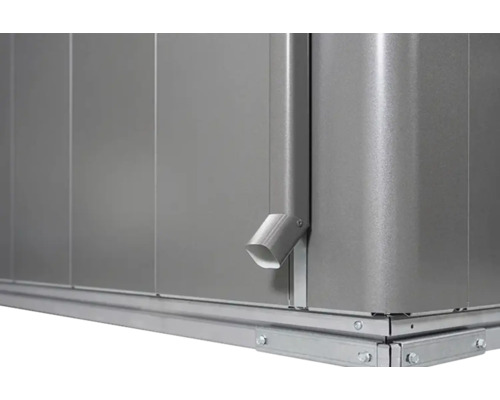 Detailní pohled na kovový zahradní domek s okapem a stabilním základovým rámem