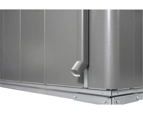 Detailní pohled na zahradní domek s kovovým okapem