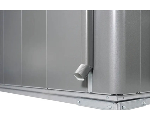 Detailní pohled na kovovou zahradní boudu s okapem