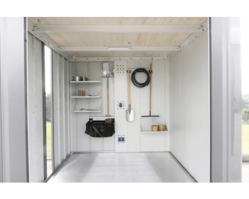 Vnitřní pohled na zahradní domek s policemi a zahradním nářadím