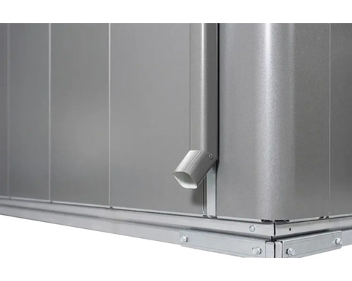 Detailní pohled na kovový zahradní domek s okapem