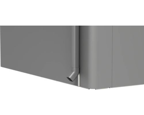 Detailní pohled na nádrž na dešťovou vodu s okapovou trubkou