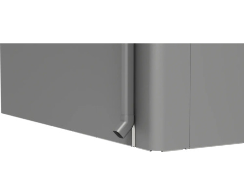 Detailní pohled na šedou zahradní nádrž na vodu s dešťovou trubkou