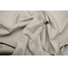 Detail béžové látky s záhyby