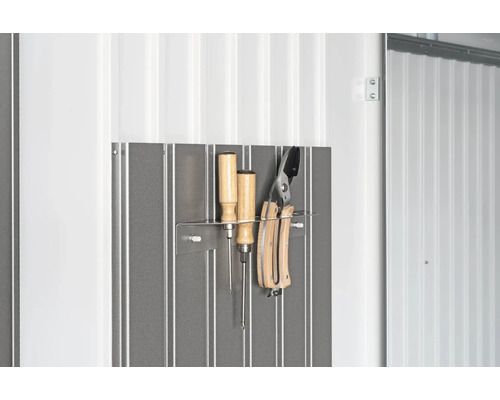 Regál na nářadí se šroubováky a zahradnickými nůžkami na šedé stěně