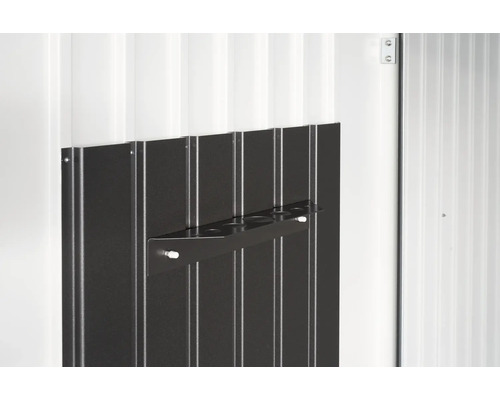 Detailní pohled na držák na nářadí pro zahradní domky z kovu