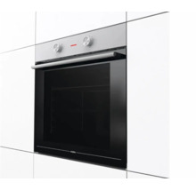 Vestavná trouba Mora v bílé kuchyni