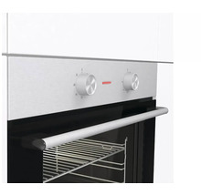 Detail vestavné trouby s otočnými knoflíky a roštem uvnitř