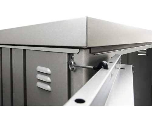 Detailní pohled na kovový zahradní box s uzamykacím mechanismem a větracími otvory