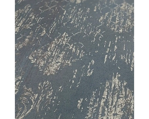 Detailní pohled na šedou strukturovanou tapetu se vzorem