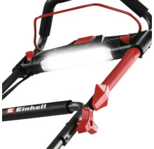 Detailní pohled na sekačku na trávu s LED světlem na rukojeti od společnosti Einhell