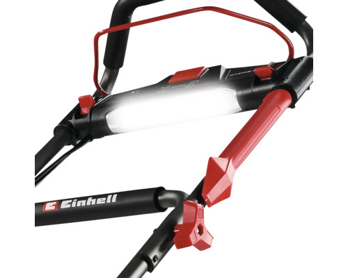 Detailní pohled na sekačku na trávu s LED světlem na rukojeti od společnosti Einhell