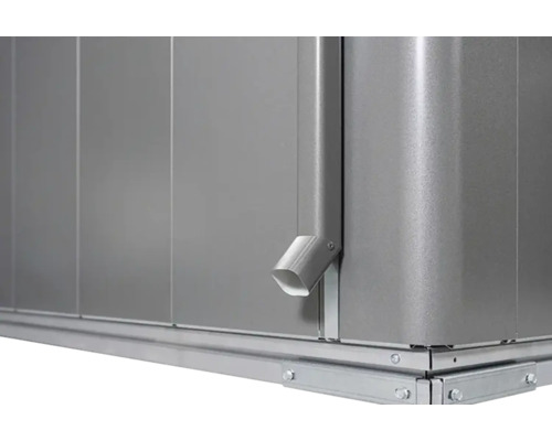 Detailní pohled na kovový zahradní domek s okapem a spodním rámem