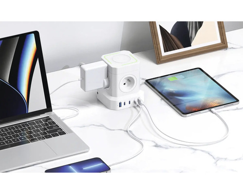 Rozbočka s USB porty používaná k nabíjení notebooku, tabletu a mobilního telefonu