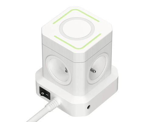 Zásuvková kostka s několika zásuvkami a USB porty