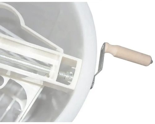 Vnitřní pohled na míchadlo barev s ruční klikou