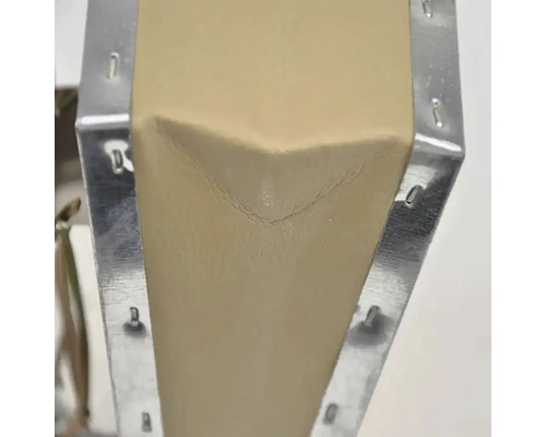 Detailní pohled na béžový napnutý textilní povrch s kovovým rámem