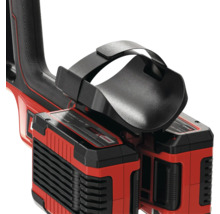 Dva červené a černé akumulátory pro elektrické nářadí