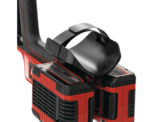 Dva červené a černé akumulátory pro elektrické nářadí