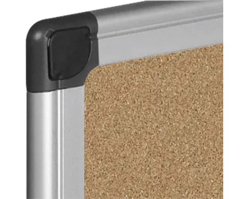 Detail korkové desky se stříbrným rámem a rohem