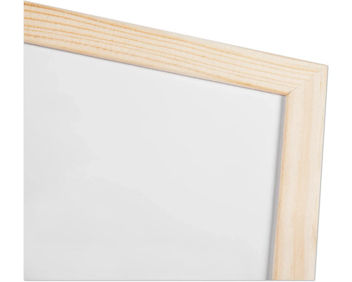 Detail rohu tabule s dřevěným rámem