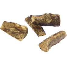 Různé kusy sušené hovězí kůže pro psy