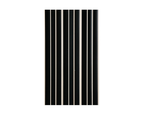 Obrázek několika černých plastových panelů