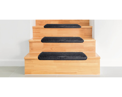 Dřevěné schodiště s černými stupnicemi.