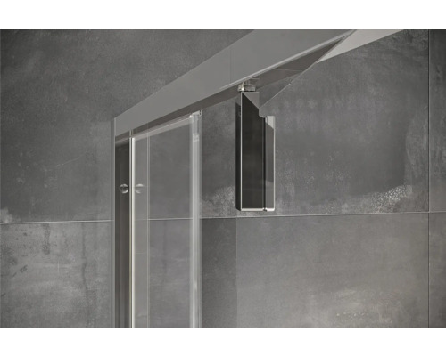 Detailní pohled na sprchový kout s posuvnými dveřmi a kováním