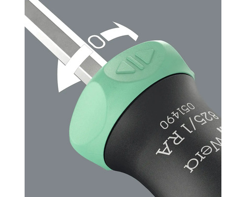 Detailní pohled na šroubovák s ráčnovou funkcí a označením šipkou