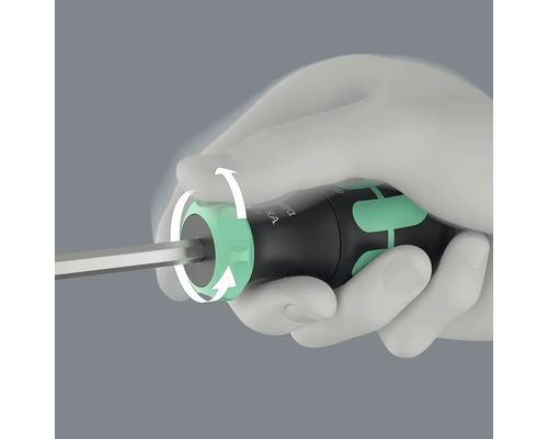 Detailní pohled na šroubovák se šipkami znázorňujícími rotační pohyb