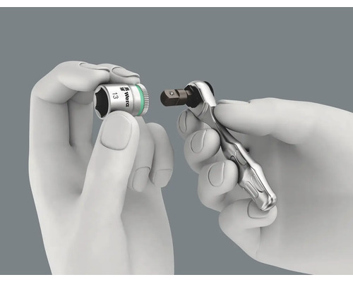 Zobrazení ráčny Wera s nástavcem nástrčného klíče v ruce.