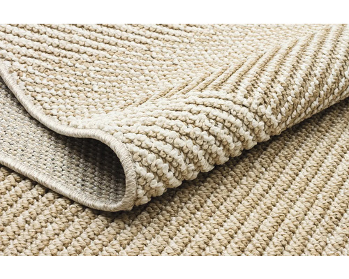 Detail béžového koberce s lemem