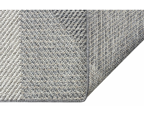 Detailní pohled na tkaný koberec