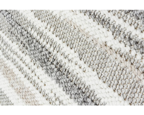 Detailní pohled na vzorovaný koberec s vysokým vlasem