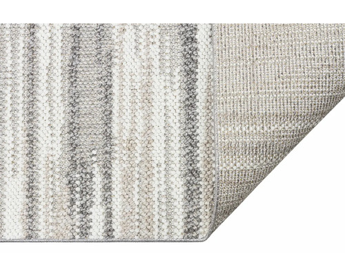 Koberec s pruhovaným vzorem a tkanou zadní stranou