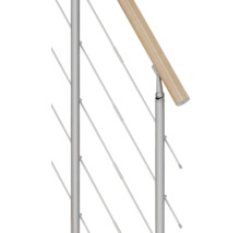 Detailní pohled na zábradlí s dřevěným madlem a nerezovými lanky