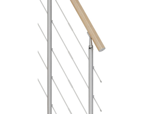 Detailní pohled na zábradlí s dřevěným madlem a nerezovými lanky