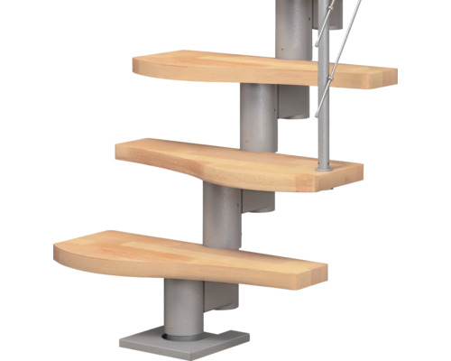 Detailní záběr točitého schodiště s dřevěnými stupni a kovovým zábradlím.