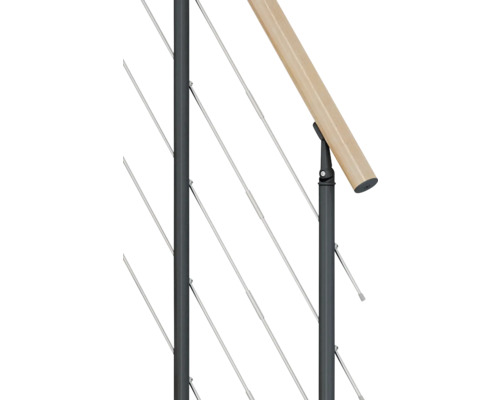 Detailní pohled na zábradlí s dřevěným madlem a ocelovými lany