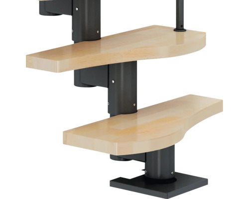 Detailní pohled na prostorově úsporné schodiště s dřevěnými schody a kovovým zábradlím