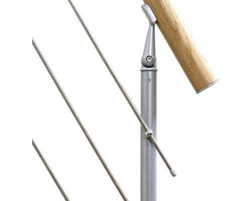 Detailní pohled na zábradlí s dřevěným madlem a lany z nerezové oceli