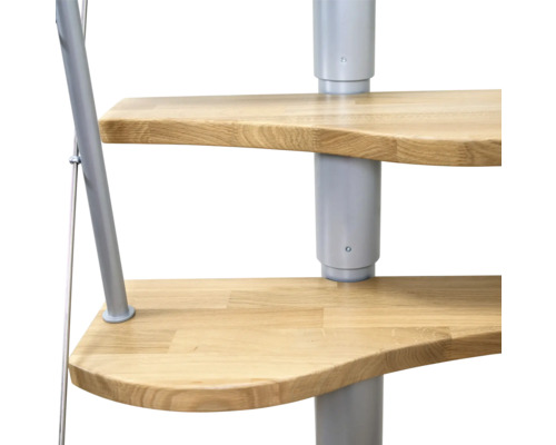 Detailní pohled na točité schodiště s dřevěnými stupni a kovovým zábradlím